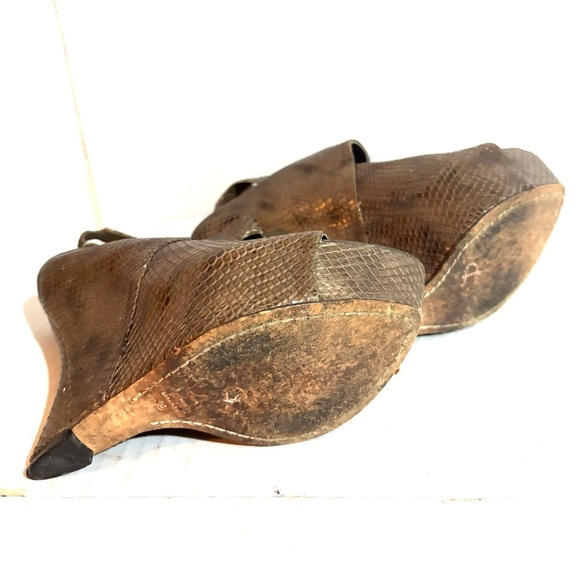 Alice & Olivia wedge sandal delilah pale beige snakeskin size 39 minor marks - Picture 3 of 8